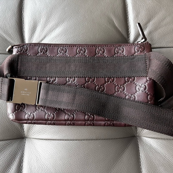 Authentic Gucci Belt Bag in Brown Logo Embossed Leather - Picture 2 of 9